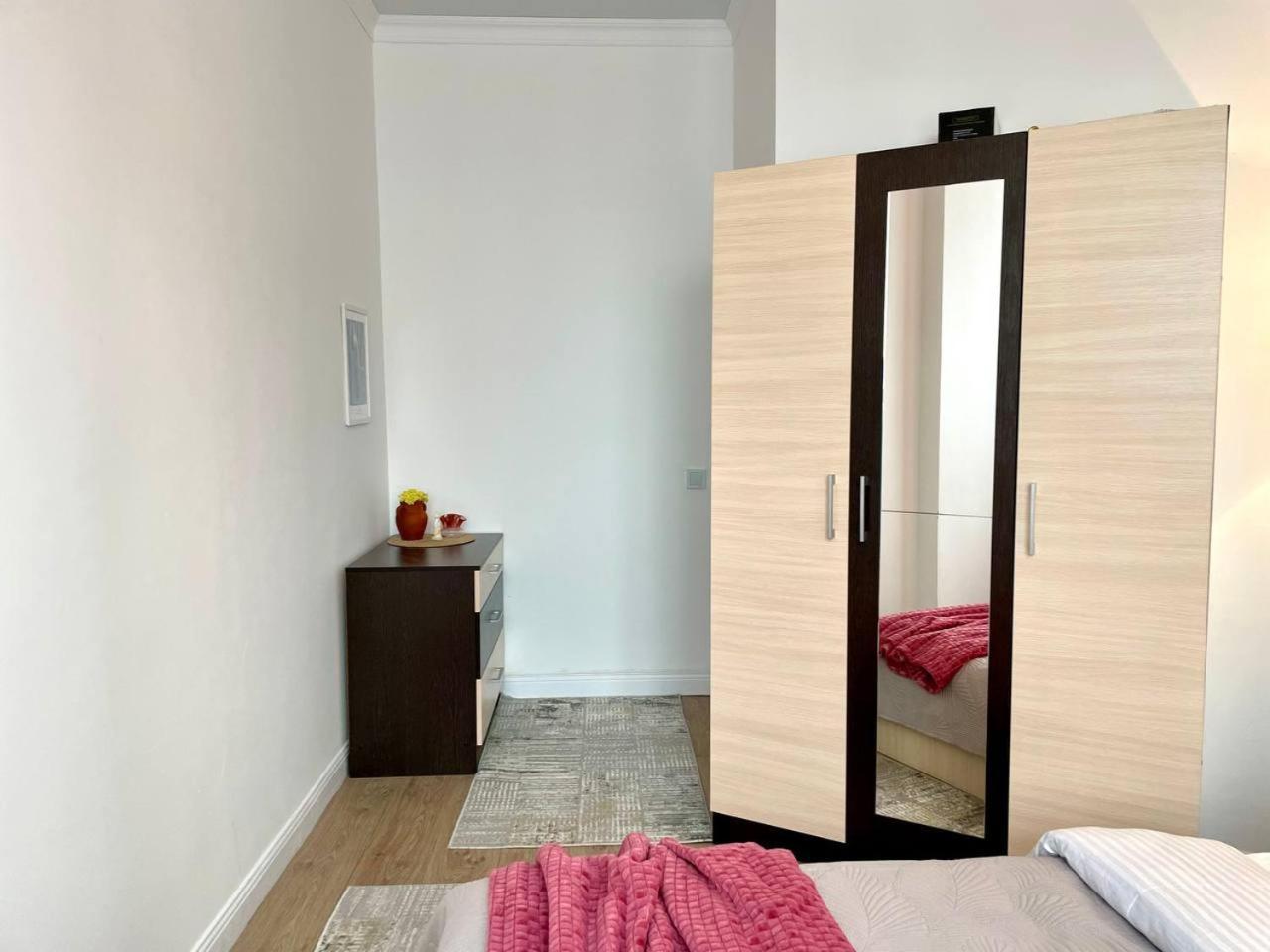 Apartment фридом 5 минут от метро рядом с трц *